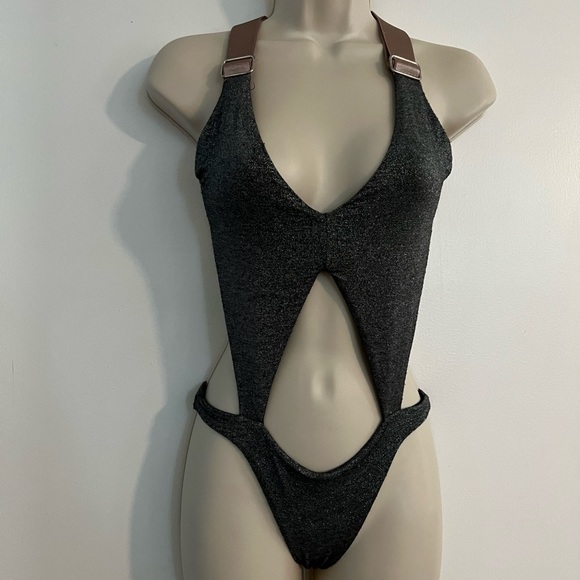 Cutout One piece - Picture 2 of 12